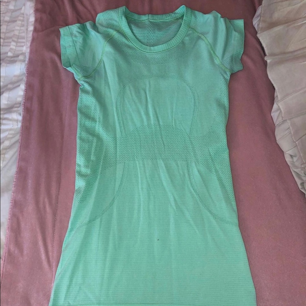 Size 4 lululemon t shirt